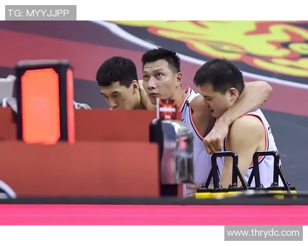 足球队员在CBA看球的图片：篮球与足球交融的瞬间